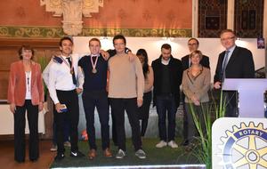 5bfe5cfbea7bc_trophesLePerreux4cadets.jpg